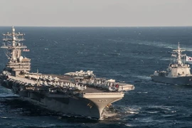 Tàu sân bay Mỹ USS Ronald Reagan (trái) tham gia diễn tập hải quân chung với Lực lượng Hải quân Hàn Quốc ngoài khơi bờ biển phía đông Hàn Quốc ngày 28/10. (Nguồn: Yonhap/TTXVN)