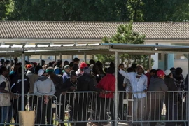 Người di cư chờ nhận khẩu phần ăn tại trại tị nạn ở Calais, Pháp ngày 22/8. (Nguồn: EPA/TTXVN)