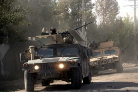 Lực lượng an ninh Afghanistan tuần tra tại huyện Aachin, tỉnh Kunduz, sau khi đẩy lui phiến quân Taliban khỏi khu vực này. (Nguồn: EPA/TTXVN)