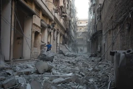 Cảnh đổ nát sau cuộc không kích tại khu vực Karm al-Jabal do lực lượng nổi dậy kiểm soát ở Aleppo, Syria ngày 18/9. (Nguồn: AFP/TTXVN)