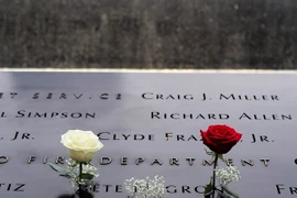Tên các nạn nhân vụ khủng bố 11/9 tại đài tưởng niệm ở New York, Mỹ. (Nguồn: EPA/TTXVN)