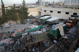 Xe tải chở hàng cứu trợ bị trúng bom tại Aleppo. (Nguồn: AFP/TTXVN)