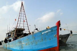 Tàu chở 100.000 lít dầu không rõ nguồn gốc bị biên phòng Sóc Trăng bắt giữ. (Ảnh: Trung Hiếu/TTXVN)