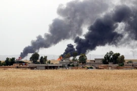 Khói bốc lên từ các giếng dầu tại mỏ Khubbaz ngày 4/5. (Nguồn: THX/TTXVN)