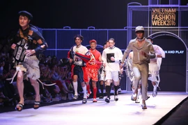 Điểm ấn tượng nhất trong đêm diễn thứ 2 Tuần lễ thời trang quốc tế Việt Nam Thu Đông 2016 là dàn người mẫu nam bỏ chạy thục mạng khiến khán giả bất ngờ. (Ảnh: Minh Sơn/Vietnam+)
