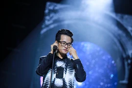 Hà Anh Tuấn đã không kìm được những giọt nước mắt khi nhắc về gia đình và bạn bè mình trong đêm diễn 'Café In Concert' phiên bản 'Nâu nóng' kỷ niệm 10 ca hát diễn ra tại Cung Văn hóa Hữu nghị Việt Xô tối 17/12. (Ảnh: Minh Sơn/Vietnam+)