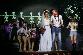 Các bạn sinh viên đã có một đêm hội Halloween sớm thật sự ấn tượng khi hoá thân thành những thây ma nhảy múa. (Ảnh: Minh Sơn/Vietnam+)