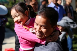 Niềm vui của hai bố con khi gặp lại nhau. (Ảnh: Minh Sơn/Vietnam+)