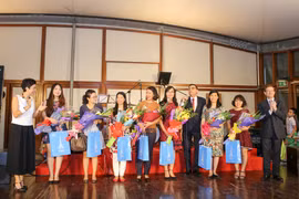 Các nhà tiêu biểu, có nhiều đóng góp cho cộng đồng Pháp ngữ nhận quà và hoa của Ngài Bertrand Lortholary, Đại sứ Pháp tại Việt Nam. (Ảnh: Minh Sơn/Vietnam+)