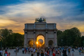 Khinh khí cầu treo chiếc vạc giữ lửa của Olympic 2024 trên bầu trời tại thủ đô Paris, Pháp, ngày 4/8/2024. (Ảnh: THX/TTXVN)