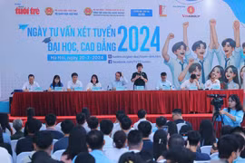 Các chuyên gia giải đáp những thắc mắc của thí sinh và phụ huynh tại "Ngày xét tuyển đại học, cao đẳng năm 2024". (Ảnh: Hoàng Hiếu/TTXVN)