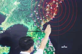 Một chuyên gia Cơ quan Khí tượng Hàn Quốc phân tích các dư chấn đo được sau vụ nổ được cho là vụ thử hạt nhân của Triều Tiên. (Nguồn: AFP/TTXVN)