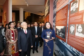 Tổng Bí thư Nguyễn Phú Trọng và các đại biểu tham quan các gian trưng bày tại triển lãm. (Ảnh: Trí Dũng/TTXVN)