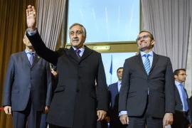 Đại diện cho cộng đồng người Cyprus gốc Hy Lạp, ông Mustafa Akinci (trái) và Đặc phái viên LHQ về tái thống nhất đảo Cyprus, ông Espen Barth Eide (phải) trước vòng đàm phán tại Geneva. (Nguồn: AFP/TTXVN)