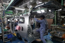 Lắp ráp ôtô tại nhà máy Toyota Phúc Yên. (Ảnh: Trần Việt/TTXVN)