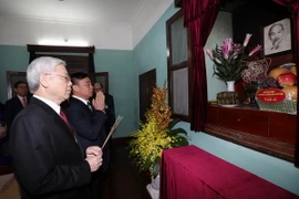 Tổng Bí thư Nguyễn Phú Trọng thắp hương tưởng niệm Chủ tịch Hồ Chí Minh tại Nhà 67 . (Ảnh : Trí Dũng/TTXVN)