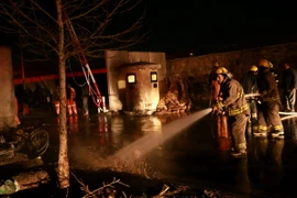 Lính cứu hỏa làm nhiệm vụ tại hiện trường vụ nổ bom. (Nguồn: EPA/TTXVN)