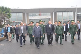 Phó Thủ tướng Trương Hòa Bình thăm cửa khẩu đường bộ Kim Thành - Cửa khẩu Quốc tế Lào Cai. (Ảnh: Hồng Ninh/TTXVN)