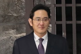 Ông Lee Jae-yong rời trung tâm giam giữ sau khi Tòa án quận Trung tâm Seoul bác bỏ lệnh bắt giữ tại Seoul. (Nguồn: AFP/TTXVN)