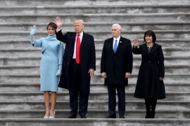Tân Tổng thống Donald Trump (thứ hai, trái), tân Phó Tổng thống Mike Pence (thứ hai, phải) sau lễ tuyên thệ nhậm chức tại Washington, DC. (Nguồn: EPA/TTXVN)