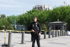 Nhân viên mật vụ Mỹ gác trên Đại lộ Pennsylvania, gần Nhà Trắng ở Washington DC. (Nguồn: EPA/TTXVN)