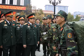 Bộ trưởng Ngô Xuân Lịch kiểm tra công tác tại Lữ đoàn 205. (Ảnh: Thông tấn quân sự)