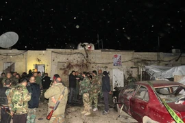 Binh sỹ Syria điều tra tại hiện trường vụ đánh bom ở Kafr Sousa. (Nguồn: AFP/TTXVN)