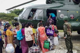 Người dân được quân đội Myanmar hỗ trợ sơ tán khỏi Rakhine sau vụ tấn công tại Maungdaw. (Nguồn: AFP/TTXVN)