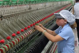 Sản xuất sợi ở Công ty Cổ phần Dệt may Huế. (Ảnh: Quốc Việt/TTXVN)