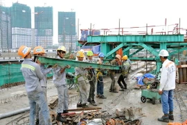Công nhân thi công trên công trường tuyến Metro số 1. (Ảnh: An Hiếu/TTXVN)