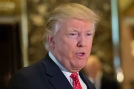 Tổng thống đắc cử Mỹ Donald Trump trả lời phỏng vấn báo chí tại tháp Trump ở New York. (Nguồn: EPA/TTXVN)