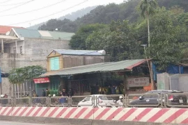 Các lực lượng chức năng triển khai tại hiện trường. (Ảnh: Trung Nguyên/TTXVN)