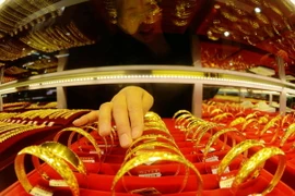 Trang sức bằng vàng được bày bán tại một cửa hàng ở thành phố Thao Đảo, tỉnh Sơn Đông, Trung Quốc. (Nguồn: AFP/TTXVN)