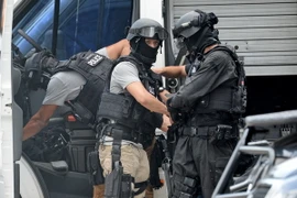 Các thành viên Lực lượng đặc nhiệm Singapore trong một chiến dịch truy quét tội phạm. (Nguồn: AFP/TTXVN)