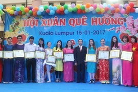 Trao thưởng cho các tập thể và cá nhân xuất sắc. (Ảnh: Hoàng Nhương/Vietnam+)