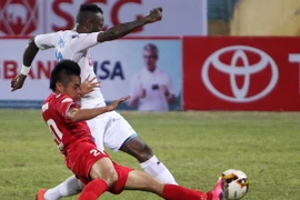 Pha tranh bóng giữa cầu thủ hai đội. (Ảnh: Quốc Khánh/TTXVN)