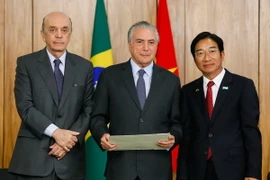 Đại sứ Đỗ Bá Khoa trình Quốc thư lên Tổng thống Brazil Michel Temer. (Nguồn: Phủ Tổng thống Brazil) 