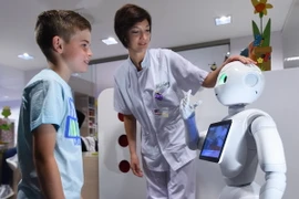 Người máy Pepper đang thực hiện thao tác giao tiếp tại bệnh viện CHR Citadel ở Liege, Bỉ. (Nguồn: AFP/TTXVN)