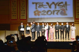 Đại diện Đại sứ quán Việt Nam tại Nhật Bản trao bằng khen cho các thành viên xuất sắc các Chi hội Thanh niên, Sinh viên Việt Nam tại Nhật Bản. (Ảnh: Thành Hữu/Gia Quân)