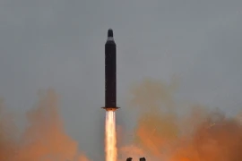 Tên lửa đạn đạo chiến lược tầm xa đất đối đất Hwasong-10 được phóng tại một địa điểm bí mật của Triều Tiên. (Nguồn: EPA/TTXVN)