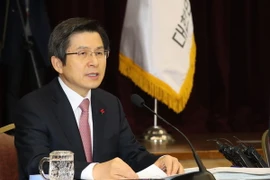 Quyền Tổng thống kiêm Thủ tướng Hàn Quốc Hwang Kyo-ahn trong cuộc họp nội các đầu năm tại thành phố Sejong. (Nguồn: Yonhap/TTXVN)