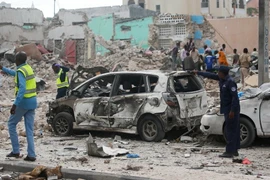 Chiếc xe ôtô chở thuốc nổ đâm vào cổng khách sạn Dayah. (Nguồn: Reuters)