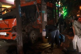 Xe tải đâm vào cột điện, khiến đầu xe ôtô bị bẹp dúm. (Ảnh: Phạm Cường/TTXVN)