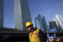 Một công trình đang được xây dựng tại Bắc Kinh, Trung Quốc. (Nguồn: AFP/TTXVN)