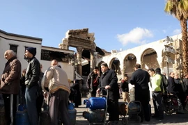 Người dân Syria xếp hàng chờ mua gas tại Damascus. (Nguồn: EPA/TTXVN)