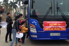 Công nhân ngành Than được hỗ trợ xe khách đưa về quê đón Tết. (Ảnh: Trung Nguyên/TTXVN)