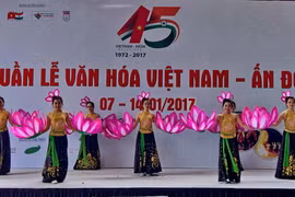 Các tiết mục múa truyền thống do các thành viên Hội Hữu nghị Việt-Ấn biểu diễn chào mừng Tuần lễ văn hóa Việt Nam-Ấn Độ. (Ảnh: Thế Anh/TTXVN)