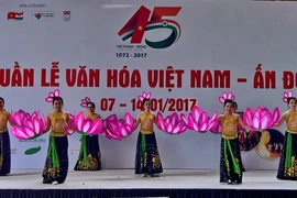 Các tiết mục múa truyền thống do các thành viên Hội Hữu nghị Việt-Ấn biểu diễn chào mừng Tuần lễ văn hóa Việt Nam-Ấn Độ. (Ảnh: Thế Anh/TTXVN)