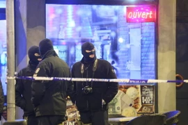 Cảnh sát Bỉ trong chiến dịch truy quét khủng bố tại quận Schaerbeek , thủ đô Brussels. (Nguồn: EPA/TTXVN)