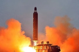 Tên lửa đạn đạo chiến lược tầm xa đất đối đất Hwasong-10 được phóng tại một địa điểm bí mật của Triều Tiên. (Nguồn: Reuters/TTXVN)